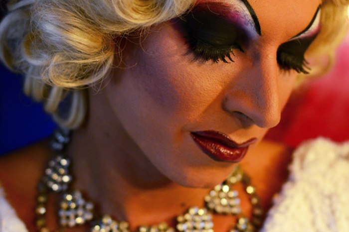 «Самая красивая девушка в зале — это мужчина»: кто и как готовит травести-шоу