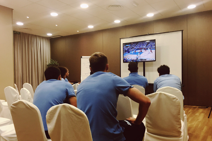 7 февраля, Херес, Испания. Рондон взял с собой PlayStation. Играют по очереди два на два в баскетбол и футбол. Пантера (это Рондон) — большой фанат NBA, рвет практически всех. В FIFA играют Витсель, Данни, Кришито, Халк и Нету. Ни разу не видел, чтобы за «Зенит».