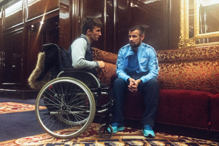 31 октября, Москва.Перед игрой с ЦСКА к Семаку на встречу приехал Даниил — парень из города Нижний Ломов, это в Пензенской области. Рассказал, что в дороге провел весь день. По плану на встречу было минут 15, в итоге проговорили полтора часа обо всем на свете. И еще большой вопрос, кому было интереснее.