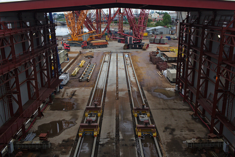 Готовые блоки на электрических тележках выкатывают к стапелю