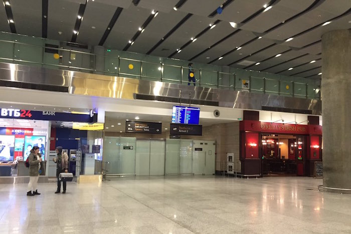 День, когда в Египте разбился российский самолет: репортаж из аэропорта Пулково