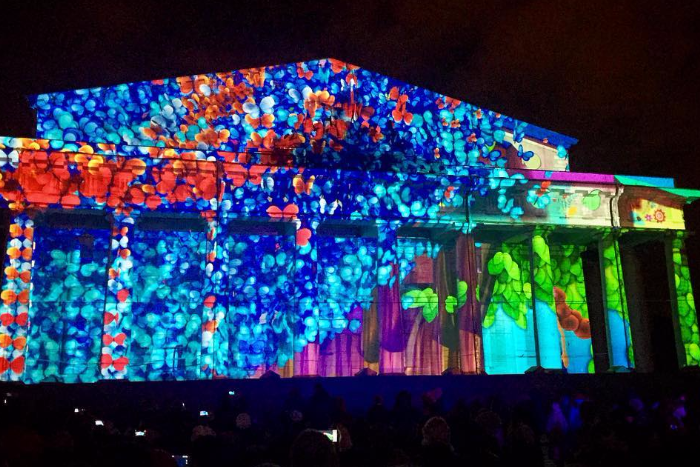 &#171;Весна прилетела&#187;: 15 кадров из Instagram 3D-шоу с цветами и бабочками на здании Биржи