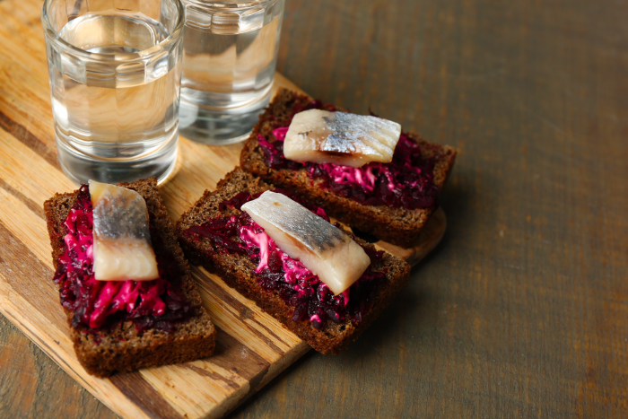 В Петербурге подорожали селедка, конфеты и водка, но подешевели пиво и сигареты