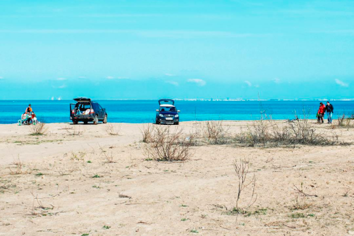 От кальяна на берегу до первого купания: 12 фотографий с открытия сезона шашлыков