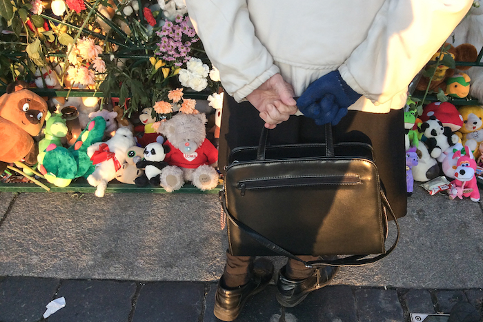 Люди, небо, А321: 18 портретов петербуржцев у стихийного мемориала на Дворцовой площади в 2015 году