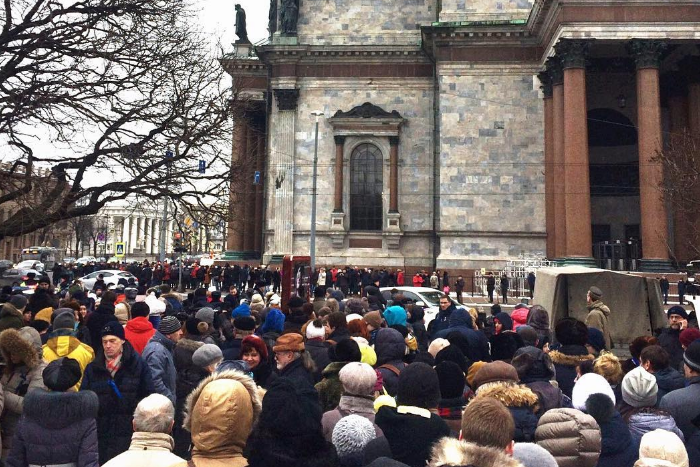 «У нашего любимого собора стоим, как нищие»: видеорепортаж с акции против передачи Исаакия РПЦ