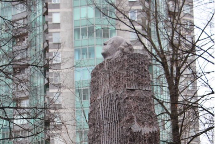 Автор скульптуры на Васильевском острове подтвердил, что она посвящена Бродскому