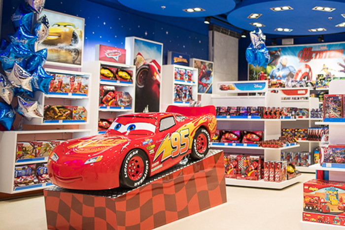 В «Галерее» открылся первый в Петербурге фирменный магазин «Диснея». Там можно купить игрушки по «Звездным войнам» и кинокомиксам Marvel
