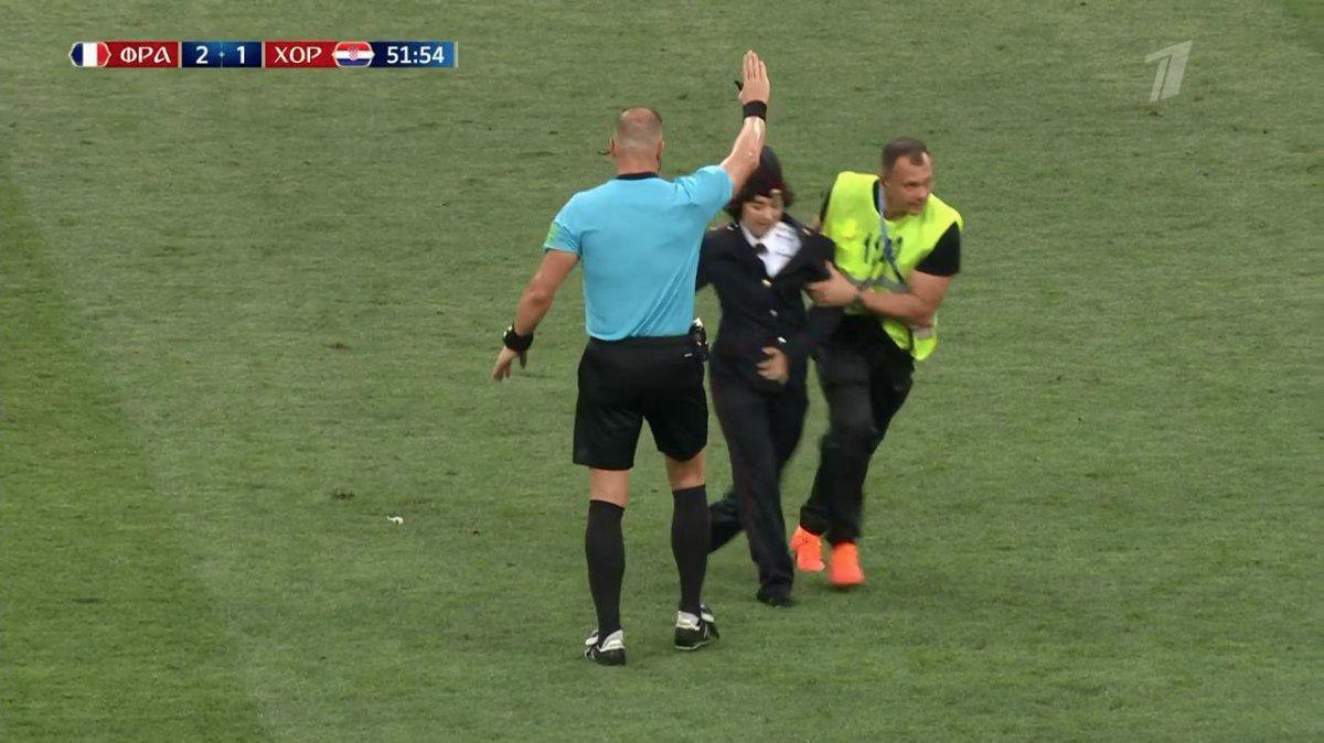 Участников Pussy Riot, выбежавших на поле в финале ЧМ, оштрафовали за ношение полицейской формы