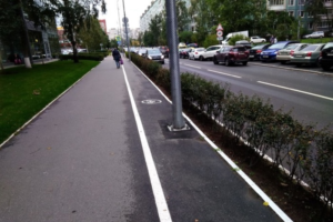 На улице Шостаковича проложили велодорожку со столбом посередине