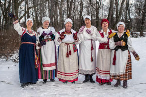 В Ленобласти запустили кампанию по возрождению шерстяных ремесел коренных народов и за месяц собрали 150 тысяч рублей. Зачем сотня бабушек вяжет для проекта носки и варежки и почему они делают это бесплатно