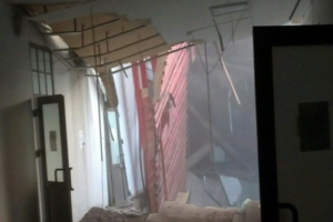 В корпусе ИТМО обрушились крыша и перекрытия на всех этажах. В здании находились более 80 человек — никто не пострадал. Что об этом известно