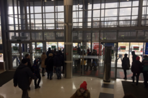 За воскресенье сообщения о минировании поступили в пять петербургских ТЦ. Два из них эвакуировали — на улицу вывели 1800 человек