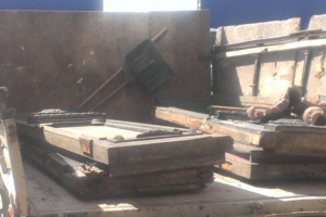 Жители Петроградской пожаловались на исчезновение резных деревянных дверей. Их нашли в Жилкомсервисе