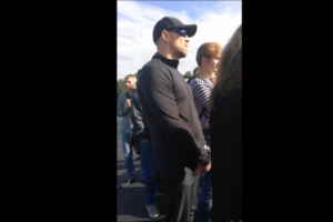 В Екатеринбурге православные активисты устроили акцию против восстановления стрит-арта Покраса Лампаса. Ранее крест закатали в асфальт