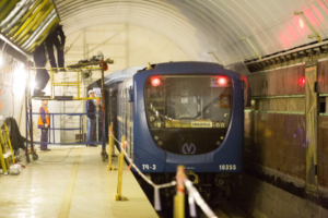 В Смольном одобрили идею повышения стоимости проезда на метро до 55 рублей. Тарифы проездных билетов вырастут постепенно, пишет «Фонтанка»