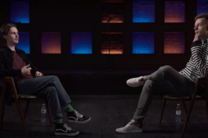 Новым героем ютьюб-шоу «вДудь» стал Александр Долгополов. Комик рассказал, как относится к феминитивам и кому не понравилась его шутка про Путина