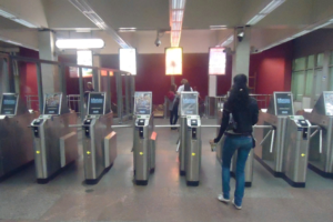 Смольный опубликовал итоговые цены на проезд в метро. Поездка по «Подорожнику» обойдется в 37 рублей, по «Единой карте петербуржца» — в 35