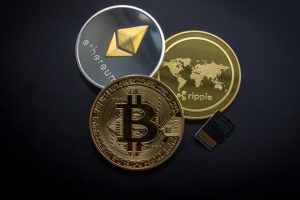 Неизвестные рассылают в суды и школы Петербурга письма о минированиях и требуют биткоины от главы «Царьграда». Что об этом известно