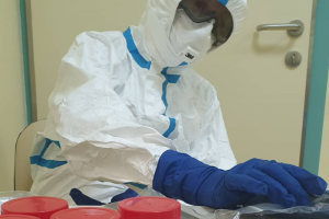 Домой к сбежавшей из-под коронавирусного карантина петербурженке пришли сотрудники Роспотребнадзора и полиции