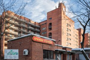 Суд постановил принудительно вернуть в карантин еще одну сбежавшую из Боткинской больницы петербурженку