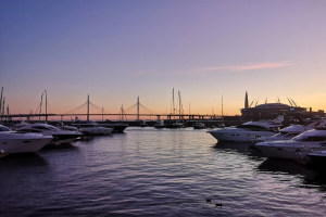 Приставы потребовали от Речного яхт-клуба на Петровской косе освободить акваторию от плавсредств