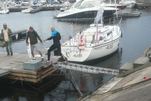 Приставы пришли в яхт-клуб на Петровской косе и срезали трапы, ведущие к судам