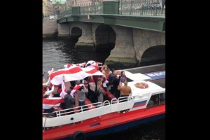 В Петербурге прошла акция солидарности с протестующими в Беларуси. Ее участники проехали по рекам и каналам с бело-красно-белыми флагами
