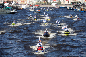 По рекам Петербурга прошли гидроциклы под флагами ВМФ и суда с ветеранами на борту. Две фотографии с акции «Бессмертная флотилия»