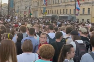 «С корабля на ИВЛ». В твиттере недоумевают, почему гости на «Алых парусах» были без масок, и шутят про Беглова и рынду