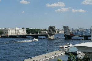 В центре Петербурга прошла репетиция парада ко Дню ВМФ. Военные корабли проплыли под разведенными мостами