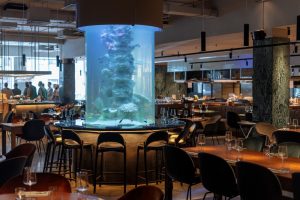 Это Sea, Signora — большой рыбный ресторан от шефа Антонио Фреза. С аквариумом в виде колонны и магазином морепродуктов 🐙