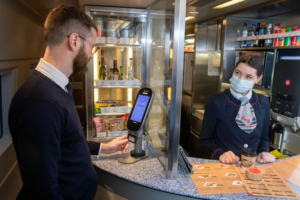 В вагонах-бистро «Сапсанов» запустили оплату услуг лицом. Как это работает?