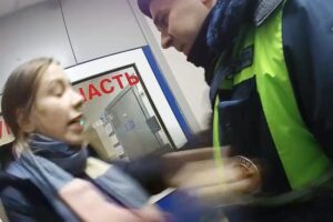 В Петербурге при задержании сломали руку полицейской — возбуждено дело против сотрудника ДПС. Что здесь не так?