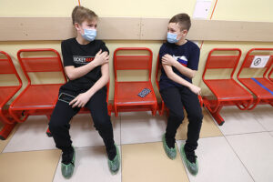 «Время покажет, кто оказался прав». Дети, которые прошли вакцинацию, и их мамы — о побочных эффектах и реакции в родительских чатах