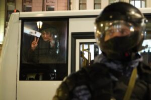 «Меня прижали к стенке, схватили за подбородок». Петербурженки — о том, как отбывали арест за митинги