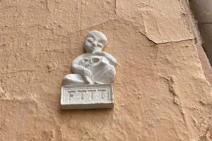 В центре Петербурге заметили микроскульптуры в виде ребенка, обнимающего череп. Что это и кто автор?