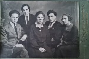 Что можно узнать по столетним фотографиям с «Уделки»? Краеведка восстанавливает истории горожан