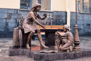 У Московского вокзала открыли памятник туристу. Как он выглядит