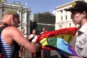 Петербургский протест 10 лет назад — в объективе Саши Скочиленко. Это репортажи, снятые для «Бумаги»