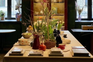 Цветочную лавку «Зеленогорск» перезапустили. Там открыли маркет с керамикой и кафе с вином