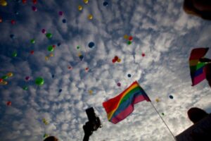 В 2022 году ЛГБТ-персоны стали реже обращаться в полицию из-за страха дискриминации. Что еще выяснили правозащитники?