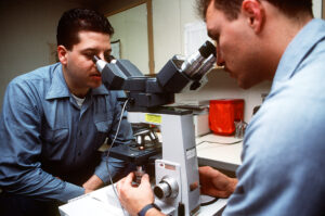 «Отказа работать с русскими я не вижу». Истории петербургских ученых, уехавших из России после начала войны