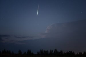 Метеорный поток Персеиды — один из самых мощных звездопадов года. Вот каким его увидели петербуржцы