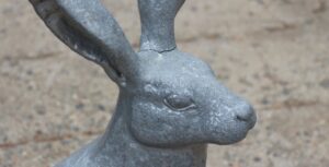 Зайца, стоявшего у Петропавловской крепости, забрали на ремонт. У него треснуло ухо