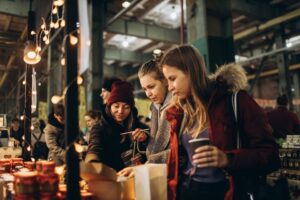 Не только Манежная: 20 новогодних ярмарок Петербурга, где можно купить фарфор, винил и флорариумы