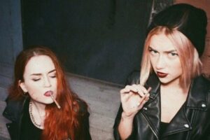 Из песни группы «Кис-кис» пропали слова «поменяю пол» и «радужный флаг»