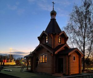 Рядом со стройкой военного храма в Пушкине установили часовню. На освящение приезжал Беглов