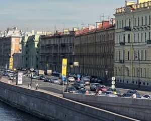 Перекрытия и запреты парковок. Какие изменения для транспорта будут действовать из-за ПМЭФ?