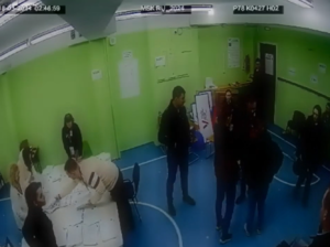 Видео, на котором члена УИК на выборах в марте силой выгоняют с участка, оказалось в распоряжении «Бумаги»